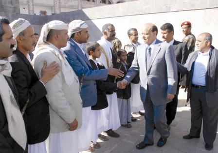 نائب الرئيس أثناء تقديم العزاء لأهل وذوي الفقيد أمس